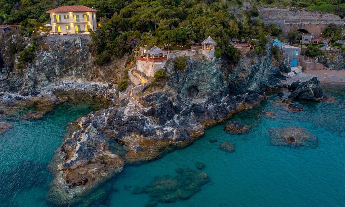 Rosignano Marittimo Villa | Roc Villa 1111 | Exclusive villa with 2 private beaches and large sea-view park
