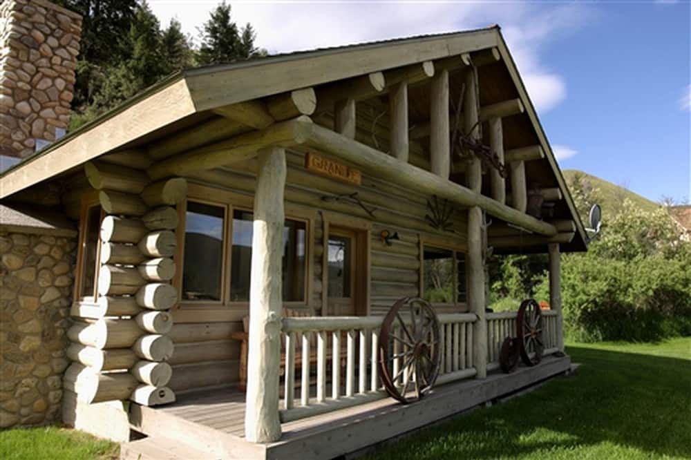 Darby Cabin | Rocky Mountains Nature Escape: Amazing Log Cabin in Darby, MT