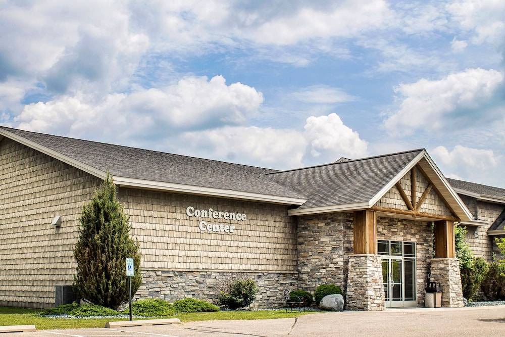 Tomahawk Hotel | Rodeway Inn and Suites Tomahawk