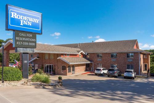 Branson Theater District Hotel | Rodeway Inn Branson, Brick House
