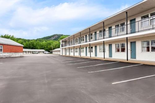 Gorham Hotel | Rodeway Inn Gorham Riverside