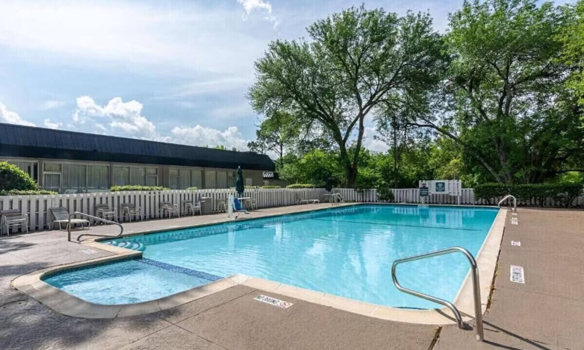 Huntsville Hotel | Rodeway Inn King Room Resort Pool, 24/7 Gym