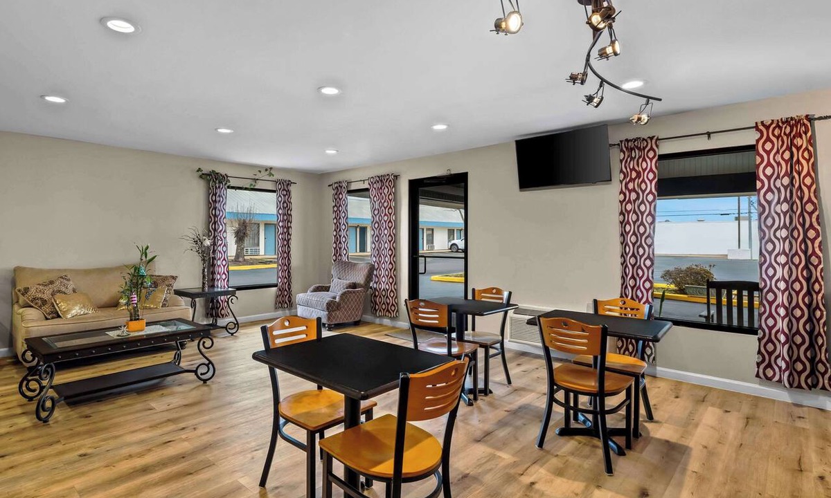 Brookhaven Hotel | Rodeway Inn & Suites Brookhaven