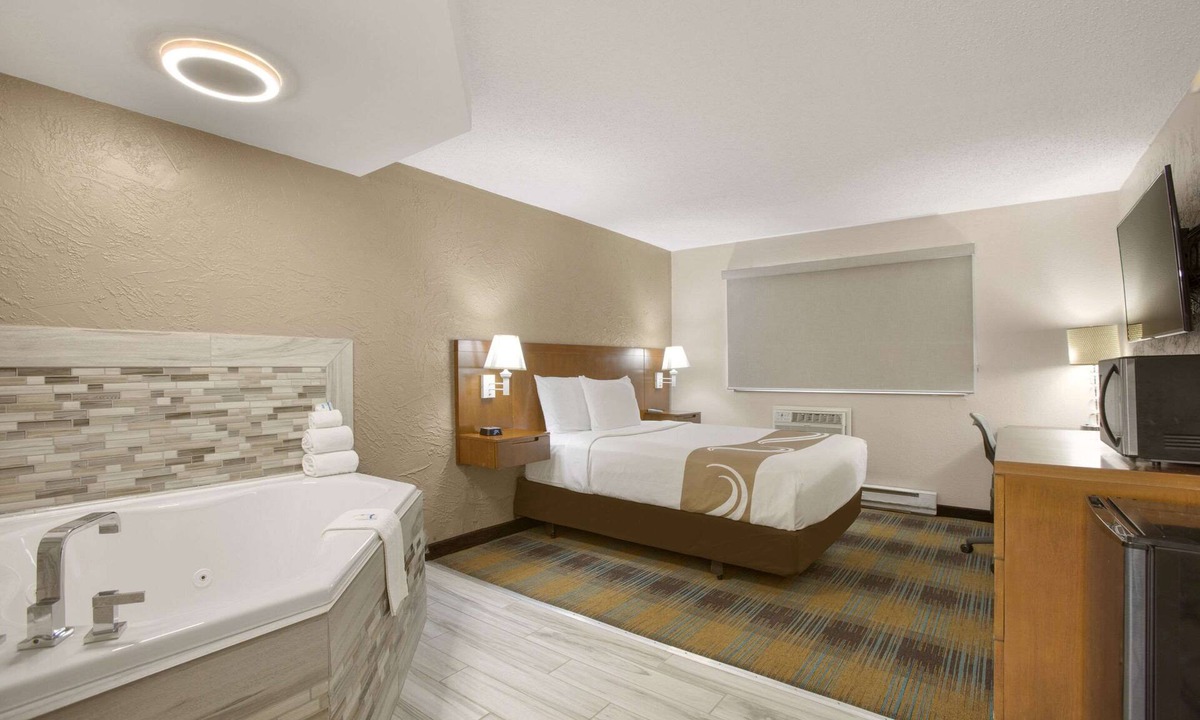Grand Rapids Hotel | Rodeway Inn & Suites Grand Rapids Southeast