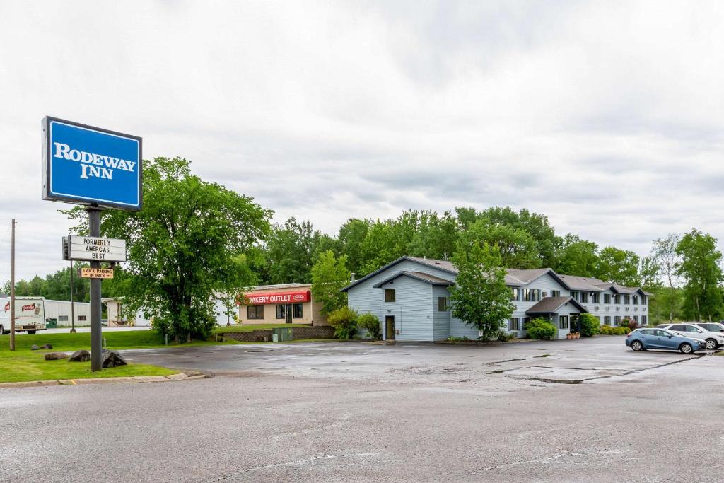 Rhinelander Hotel | Rodeway Inn