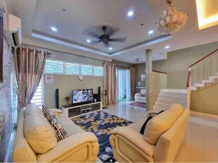 Jenjarom House | ROHANA'S HOMESTAY