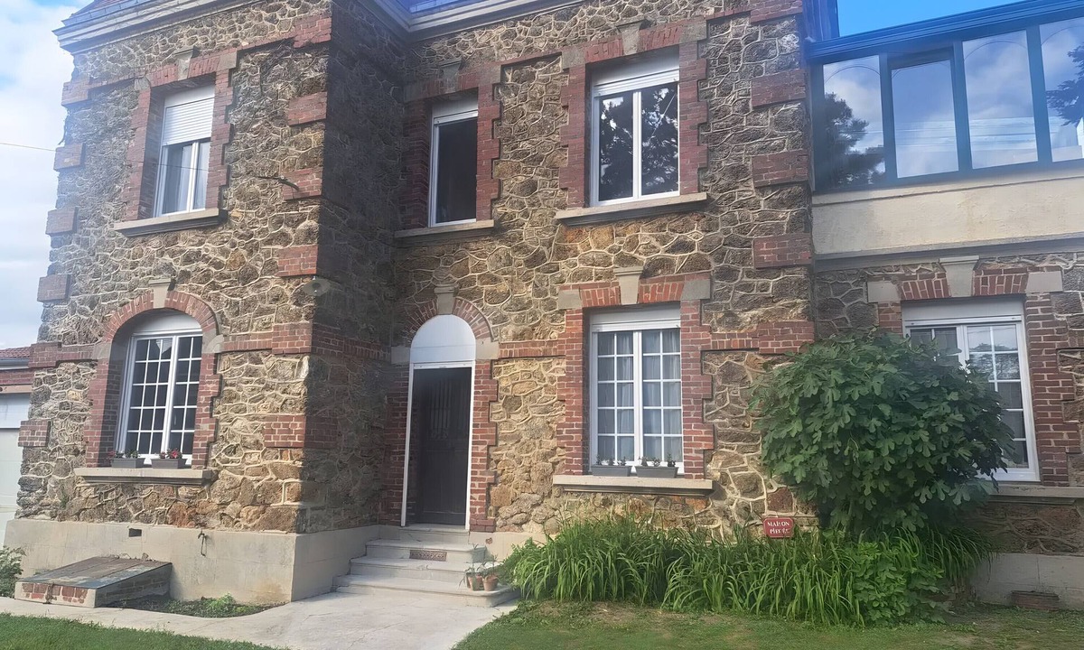 Roisel Bed & Breakfast | Roisel: Guest Room in Villa Amenaide