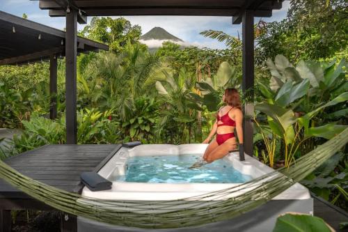 La Fortuna House | Rolling Green Oasis