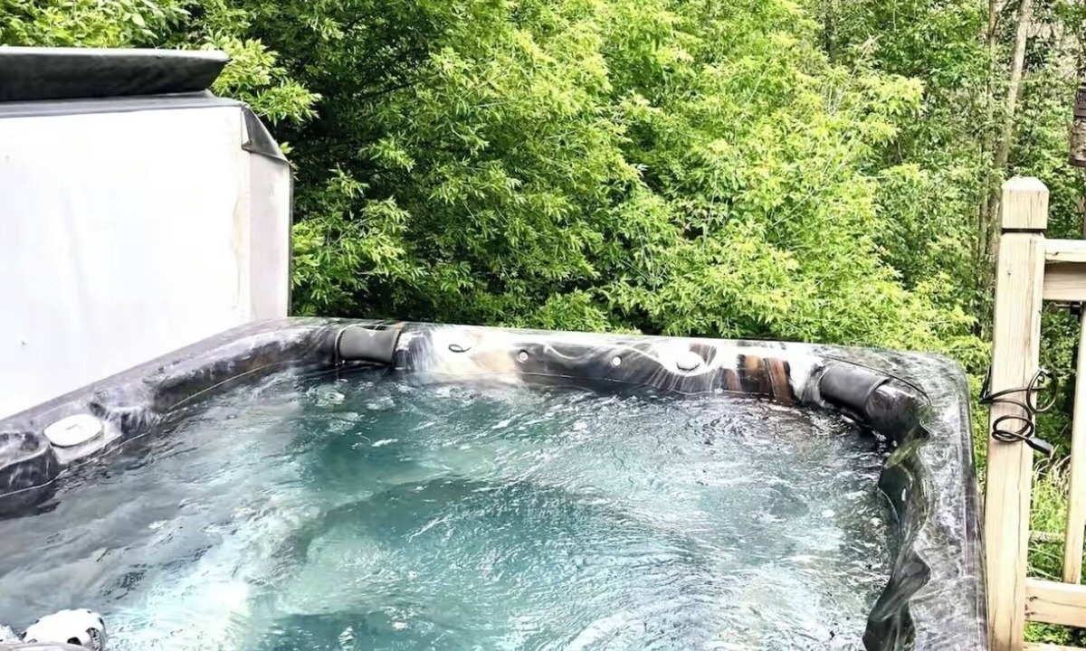 Manitowoc House | Rolling Hills Retreat ~King Bed,Hot Tub, Pool Table,Themed Movie Room,Woods view