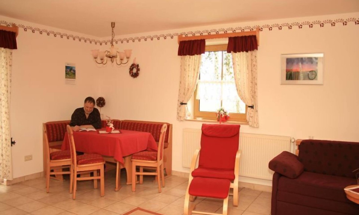 Stammbach Apartment | Rollstuhlgeeignete 4-Sterne-Ferienwohnung (75qm) auf kinderfreundlichem Hof