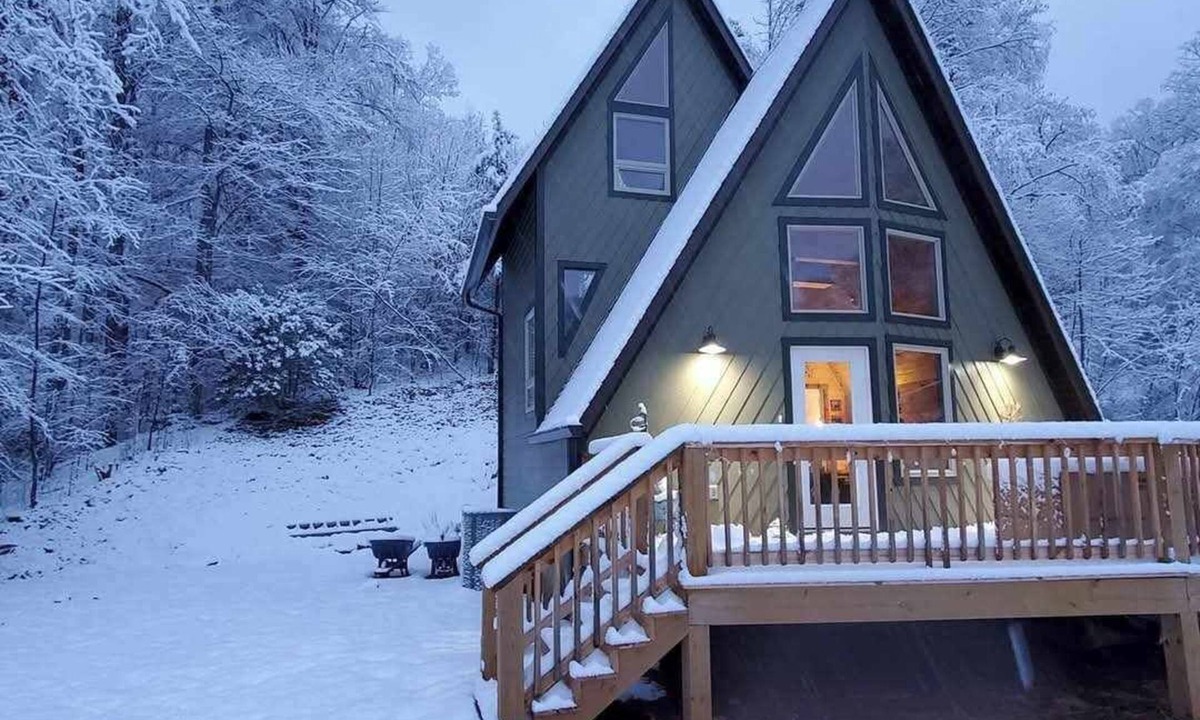 Whittier Cabin | Romance & Relaxation w Hot Tub, Robes, Firepit.