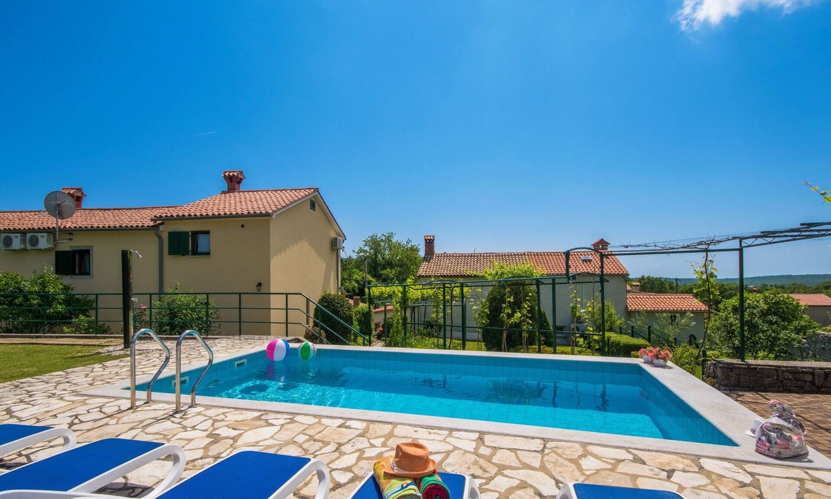 Presika Villa | Romantic and family-friendly pool Villa, minutes from the beach