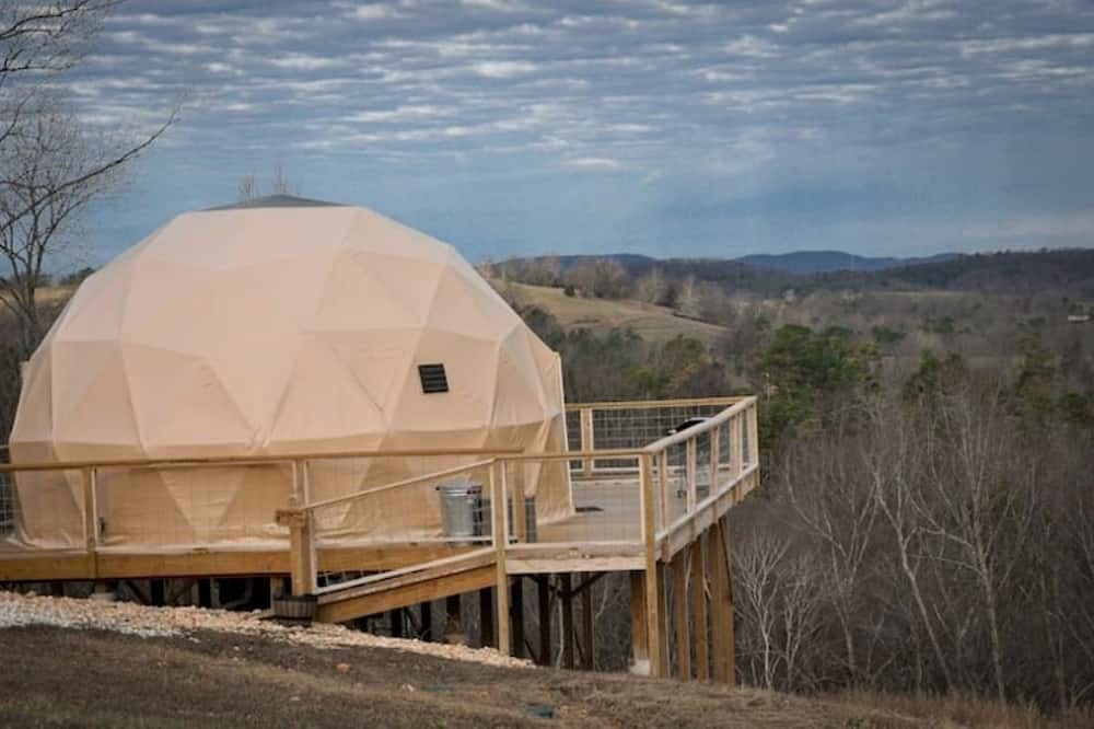Eureka Springs Cabin | Romantic and Luxurious Glamping Dome in Eureka Springs, Equipped with an Indoor Hot Tub Perfect for a Weekend of Relaxation