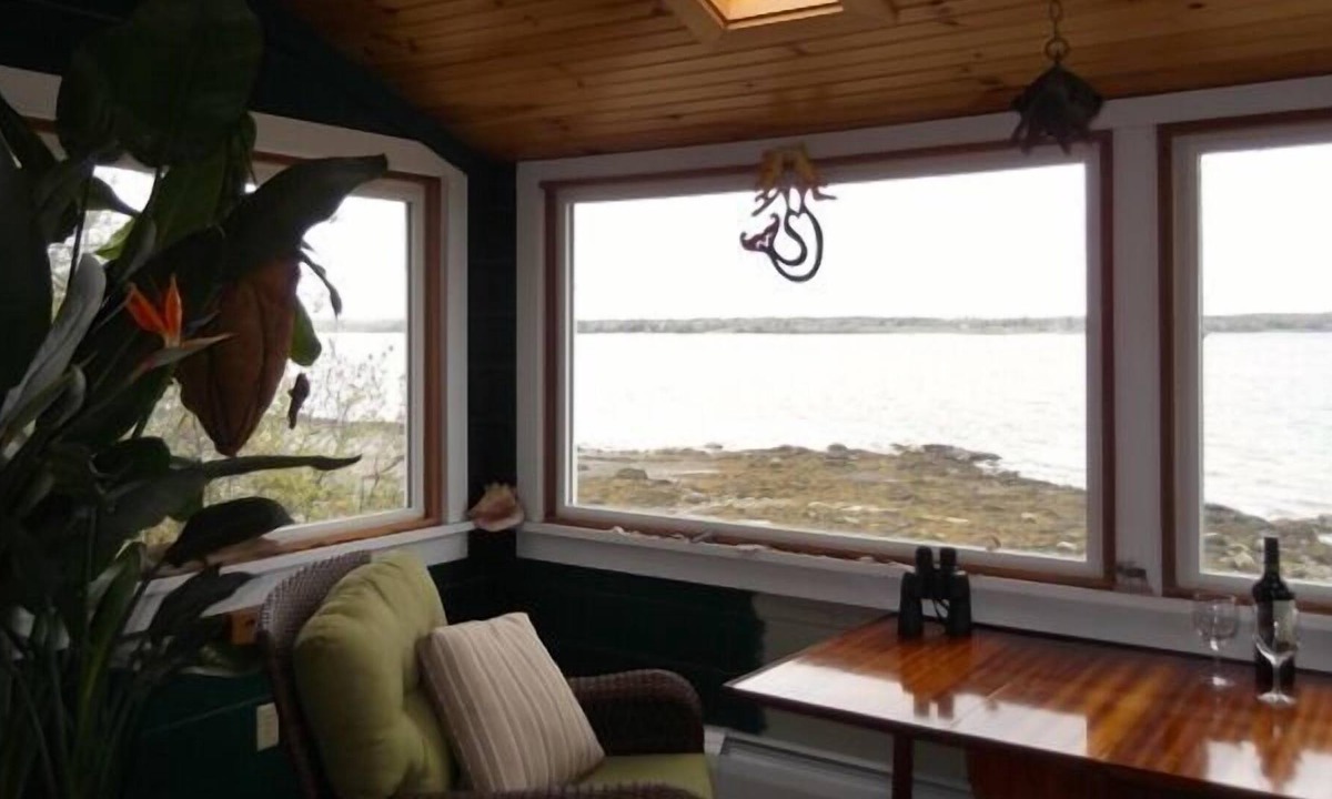 Trenton Cottage | Romantic beach front cottage
