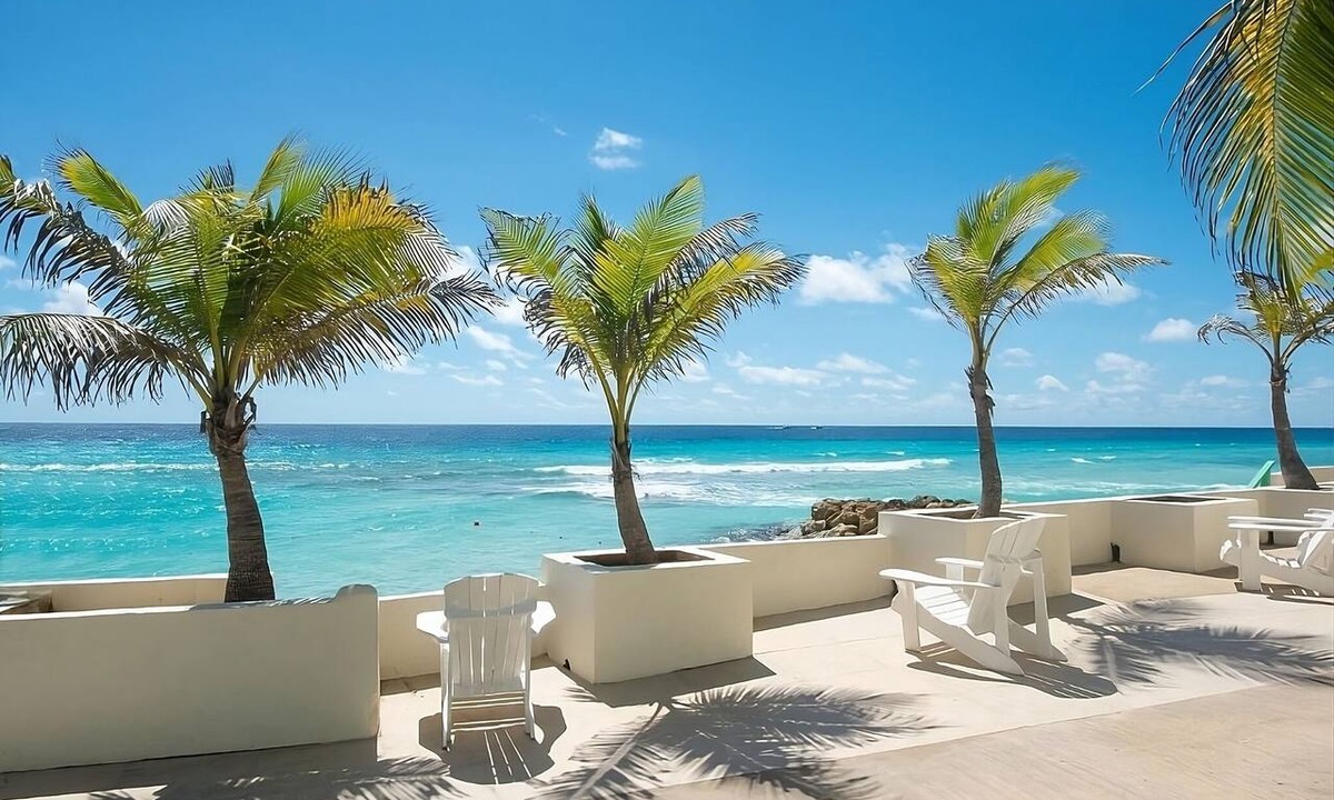 Dover Hotel | Romantic Beach Getaway! Onsite Pool, Gym Access, Free Parking, Near Turtle Beach