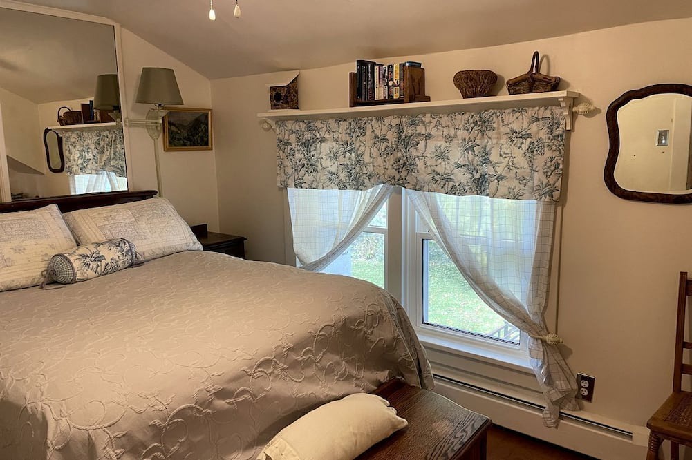 Elkhorn House | Romantic Bed and Breakfast Getaway near Lauderdale Lakes in Wisconsin