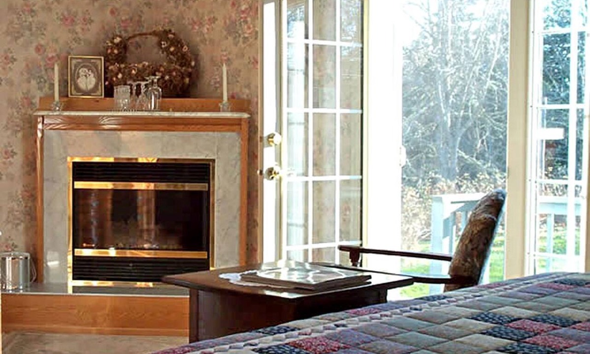 Harvey Cabin | Romantic Bed and Breakfast with a Double Whirlpool Tub in Albert County, New Brunswick