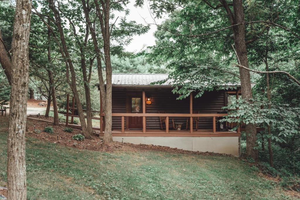 Rockbridge House | Romantic Cabin King Bed 12-Acre Getaway