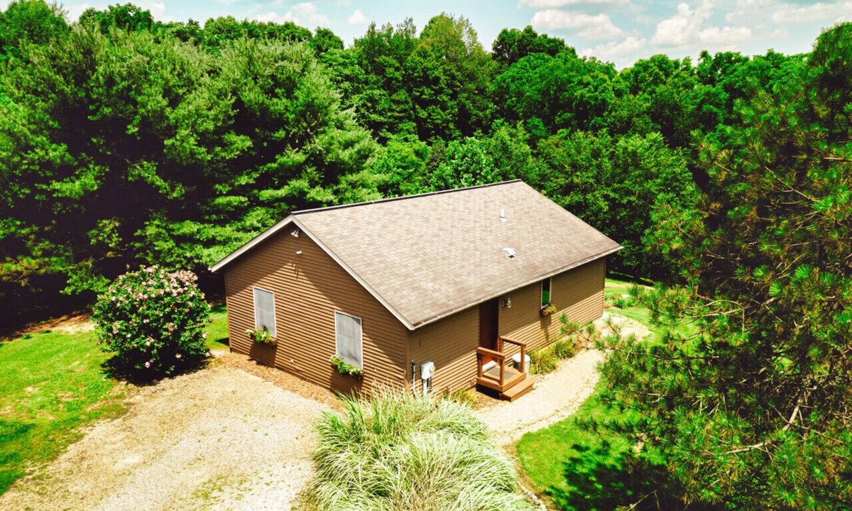 Rockbridge House | Romantic Cabin | King Bed | Hot Tub | Spring Vibes