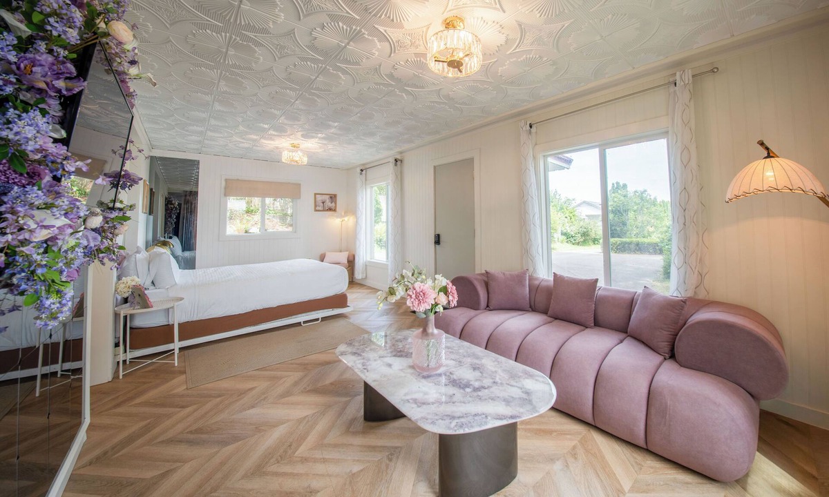 Dunes City Cabin | Romantic Cabin on the Lake with a Waterfront View - Stay at the Lavender Loft