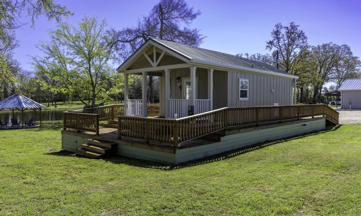 Emory Cabin | Romantic Cabin with Pond Views Great for Couples in Texas