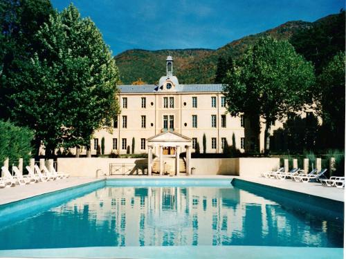 Montbrun-les-Bains Apartment | Romantic Château Stay Rhône