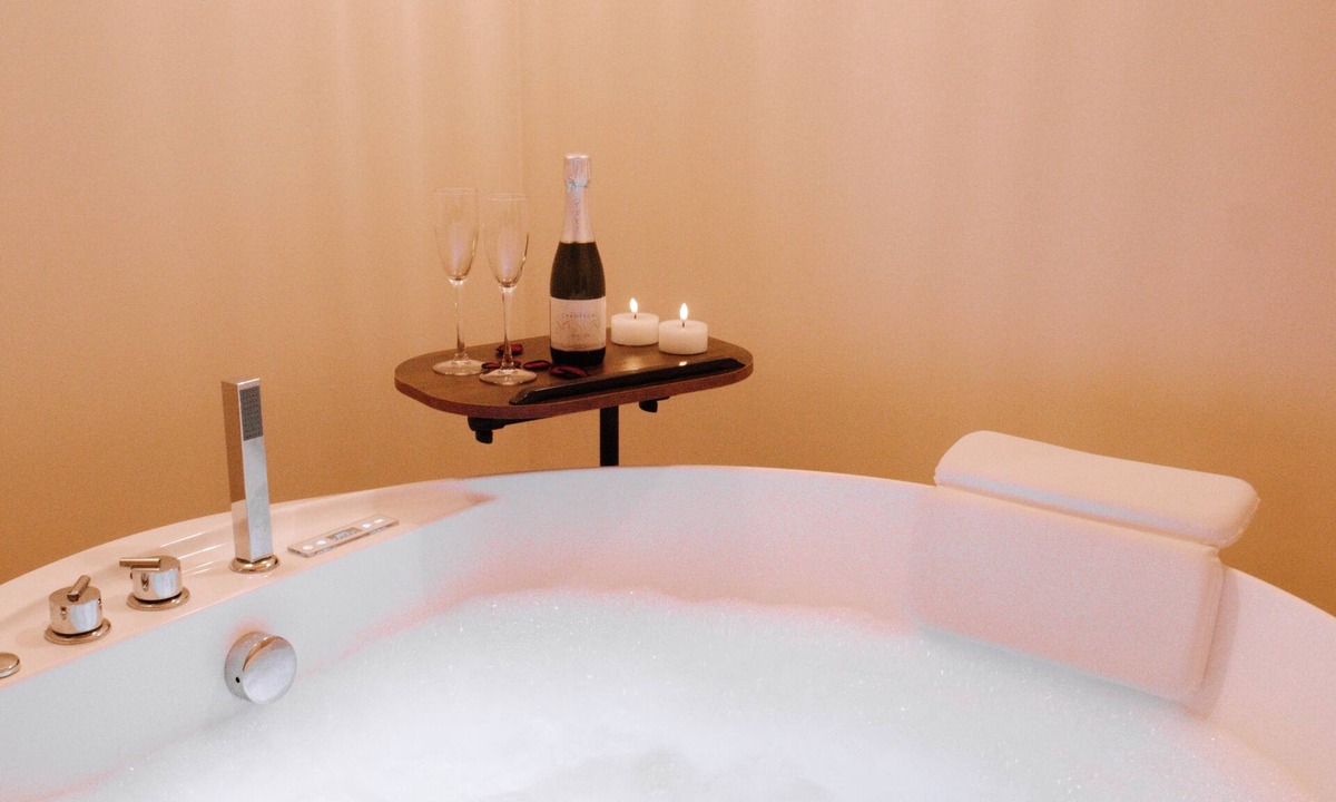 Montignac-Charente Ski Chalet | Romantic chalet - Private Jacuzzi - King size