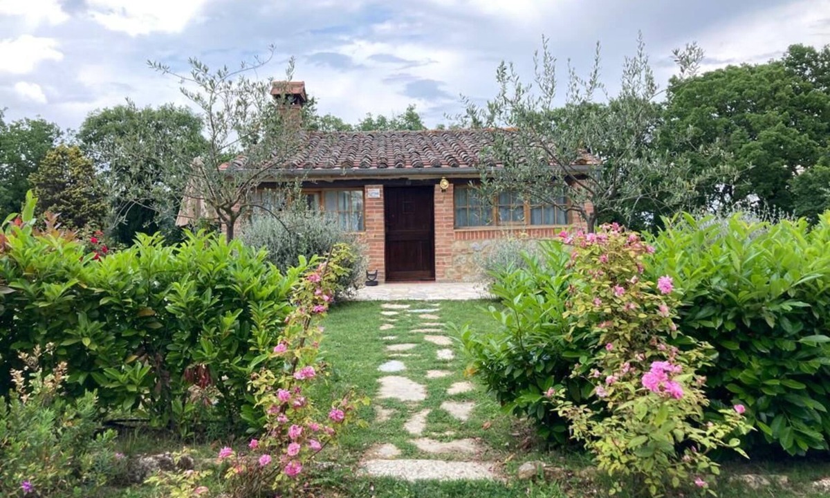 Montefollonico Cottage | Romantic Cottage furnished in country style in the hills of Tuscany.