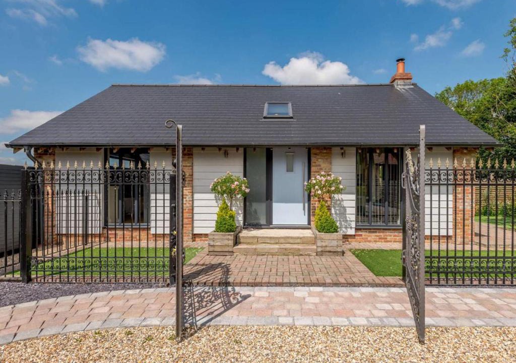 Horton Apartment | Romantic cottage for 2 with hot tub
