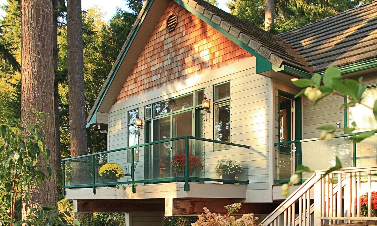 Clinton House | Romantic cottage with Puget Sound/Olympic Mountain views