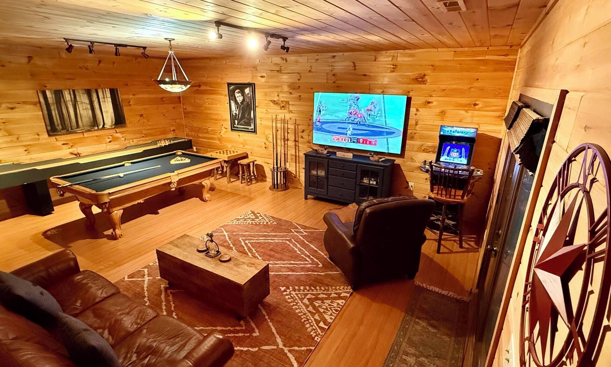 Blue Ridge Cabin | Romantic Creekside Cabin! Close to downtown New Hot Tub Fire Pit Game Room