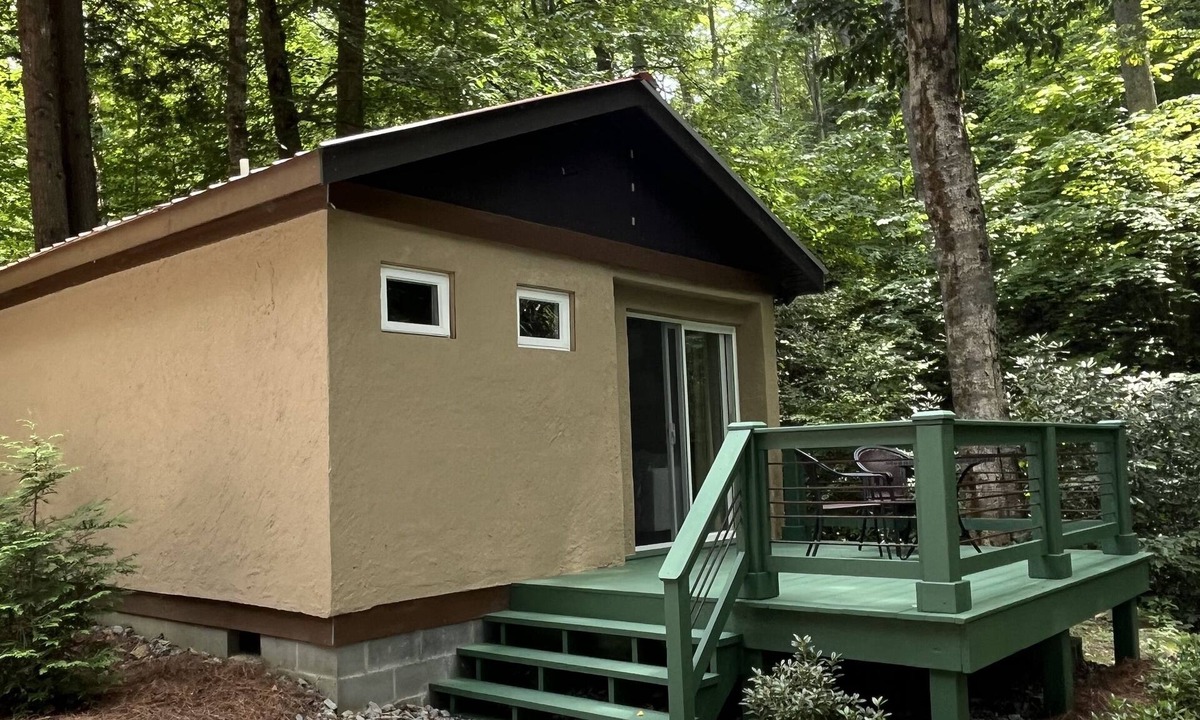 Sylva Cottage | ROMANTIC CREEKSIDE MOUNTAIN COTTAGE