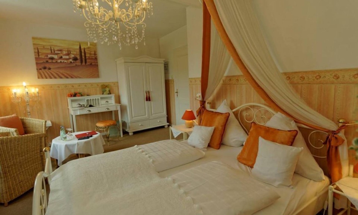 Kronenburg House | Romantic double room - Burghaus and Villa Kronenburg