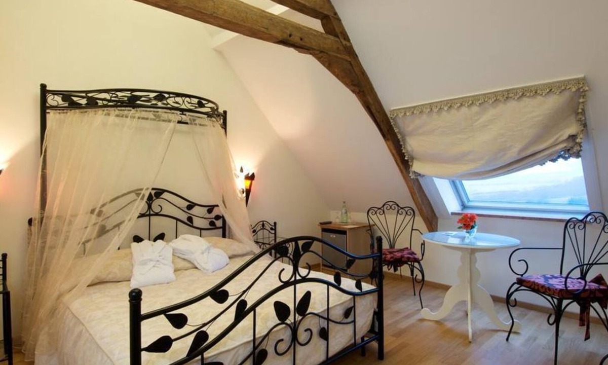 Kronenburg House | Romantic double room superior - Burghaus and Villa Kronenburg