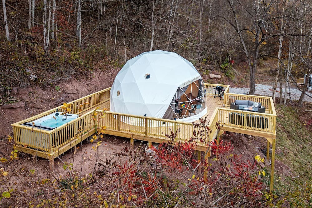 True Cabin | Romantic Geodesic Dome with Hot Tub, Perfect for Stargazing in Pipestem, West Virginia