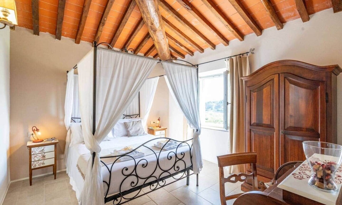Lajatico Bed & Breakfast | Romantic Ginestra Room with canopy bed