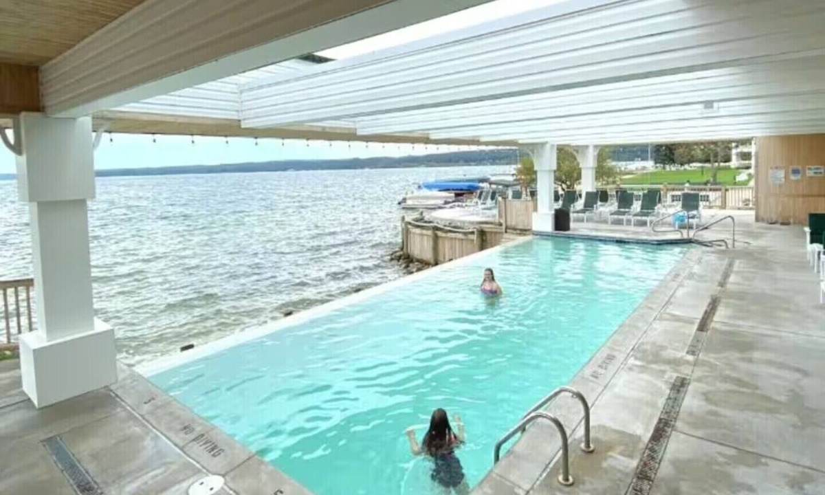Onekama Apartment | Romantic Hideaway Studio—Pool & Hot Tub—Lake Michigan Access—2 Kayaks Provided!
