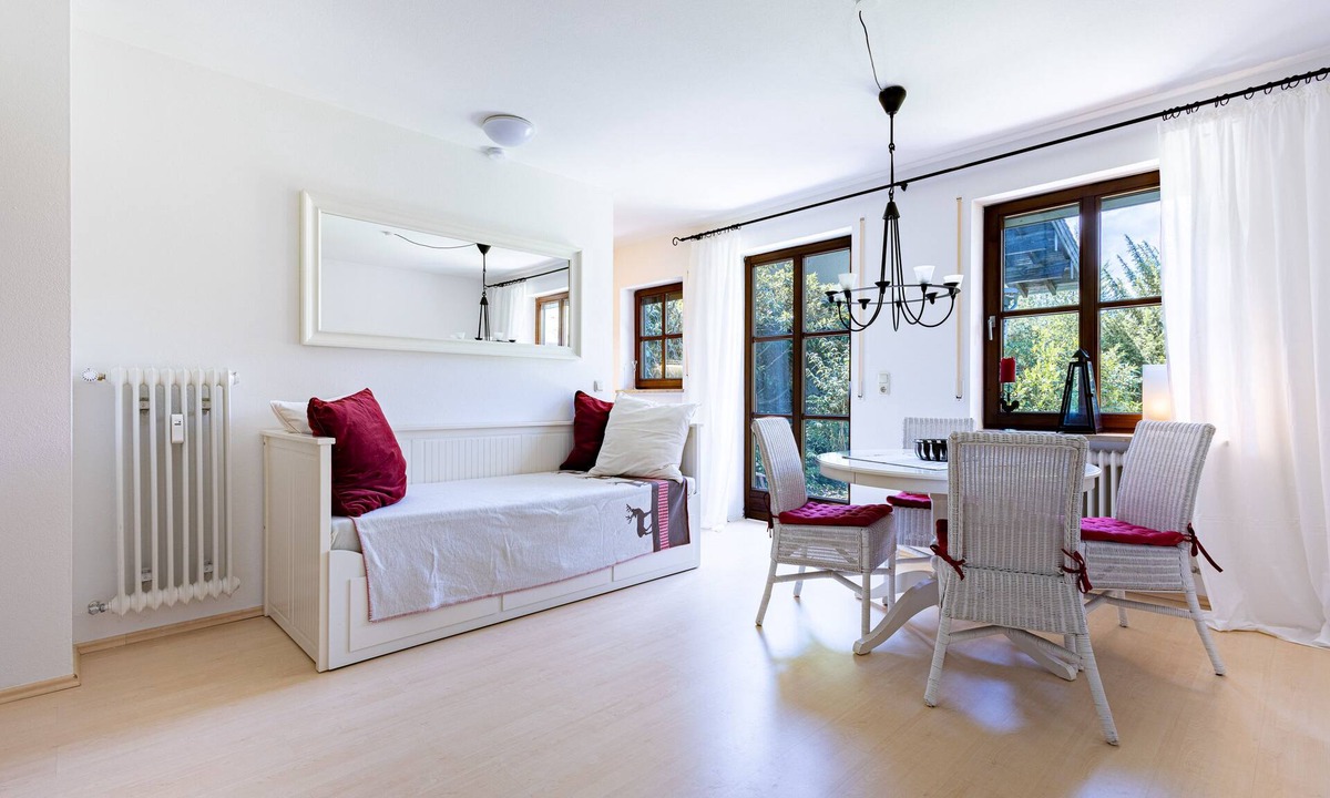 Gmain Apartment | Romantic holiday flat "Alpenliebe" with south terrace and mountain view