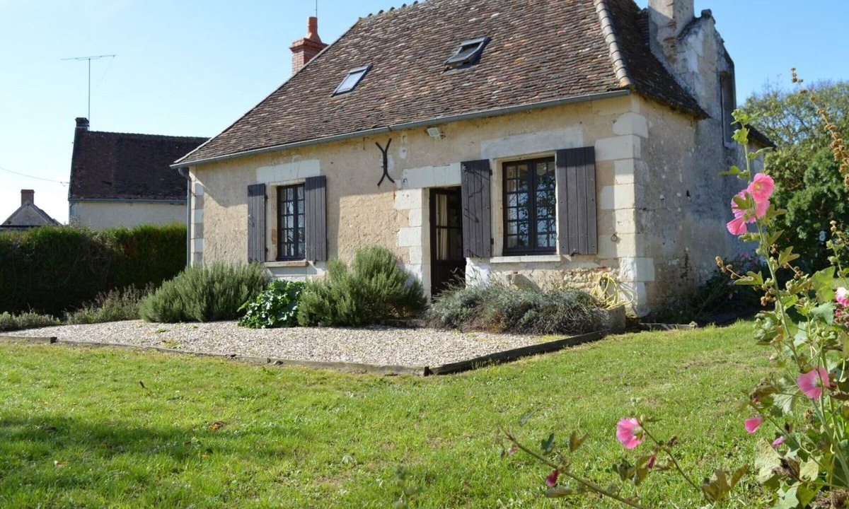 Le Tranger Cottage | Romantic house with garden in Loire Valley, pets allowed