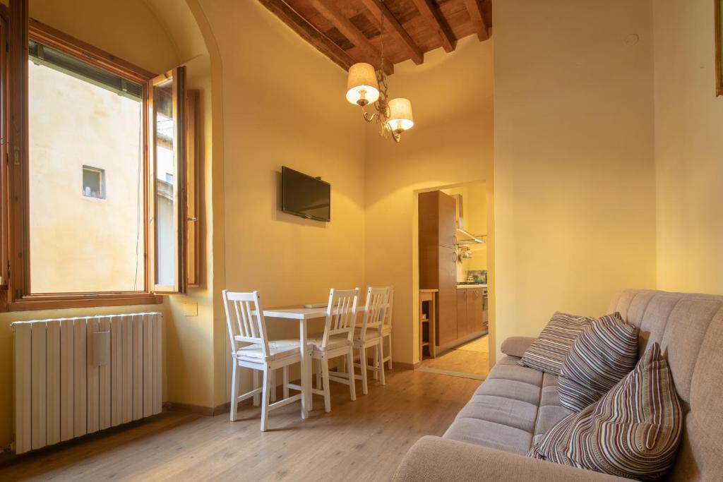 Oltrarno Apartment | Romantic Pitti by Mmega