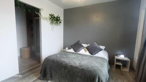 Saint-Clair-sur-l'Elle Bed & Breakfast | Romantic Room