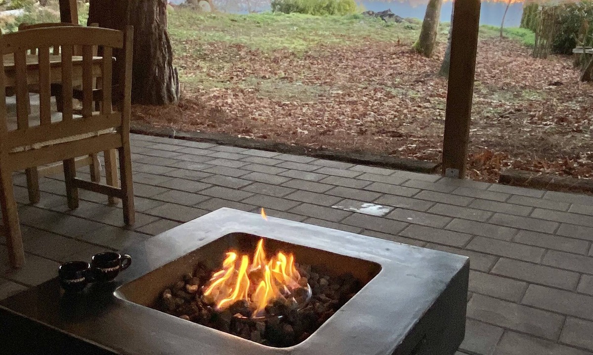 Auburn House | Romantic Red Barn Escape Getaway, Amazing Mt Rainier Views- hot tub- firepit-BBQ