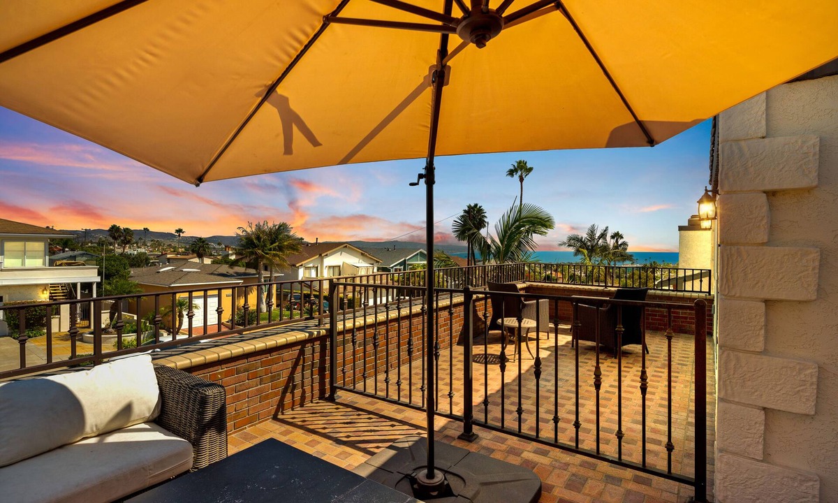 Lantern District Apartment | Romantic Rendezvous By The Ocean In Elegance