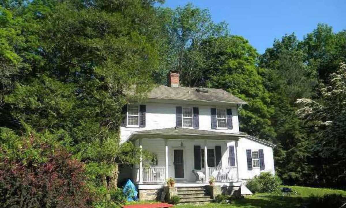 Easton House | Romantic Riverfront Antique Farmhouse in Historic Aspetuck Corners