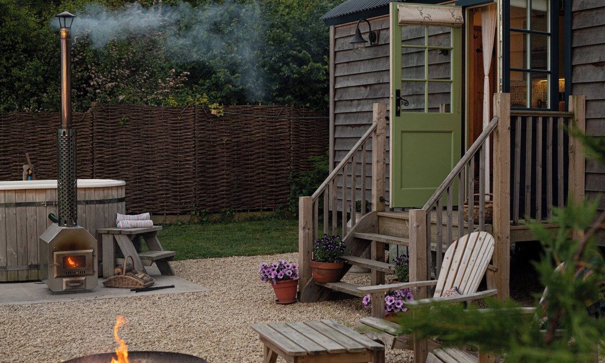 Langport Cabin | Romantic Shepherd Hut and Private Hot Tub Retreat