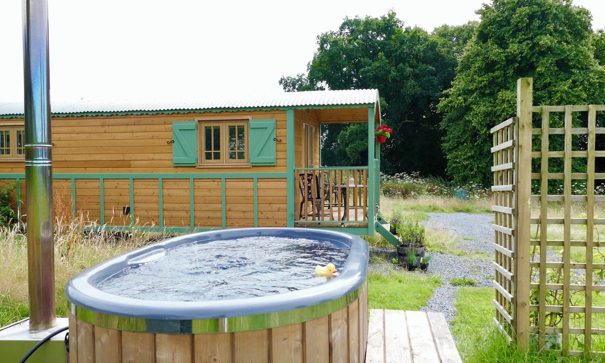 Pentrefelin Cabin | Romantic Shepherd's Hut with hot tub. Ultimate Luxury experience.