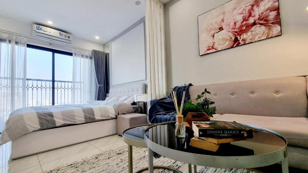 Nhat Tan Apartment | Romantic Studio Apartment with lake view high floor