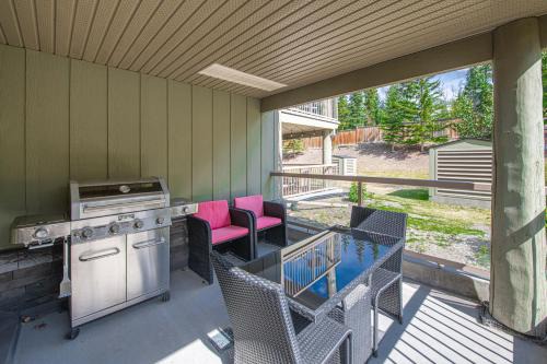 Canmore Apartment | Romantic Studio with Kitchen & AC & BBQ & a Huge Balcony 164