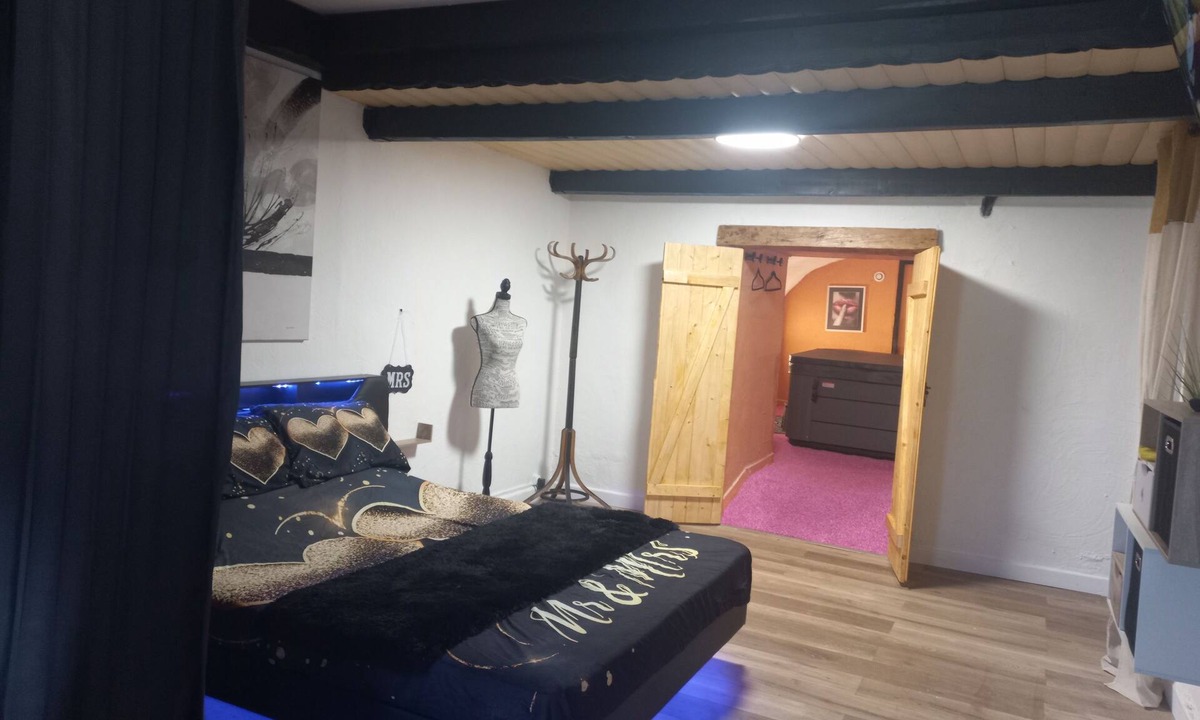 Saint-Crepin Bed & Breakfast | Romantic suite with jacuzzi