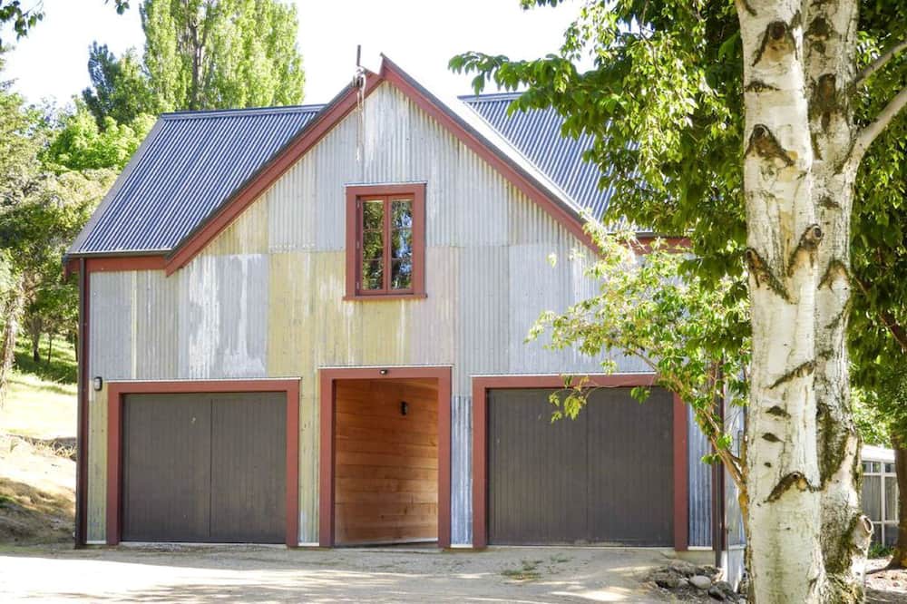 Lowburn Cabin | Romantic Vacation Rental with a Vineyard in Cromwell, New Zealand